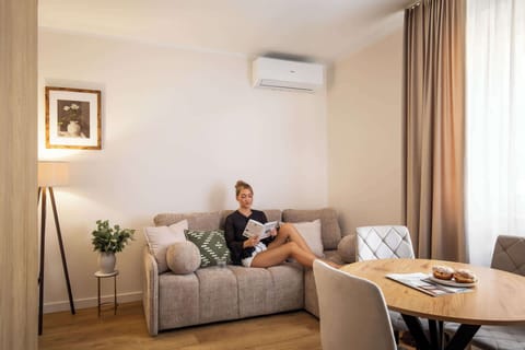 Salon stanowi komfortową strefę wypoczynku i relaksu. Znajduje się w nim wygodna, rozkładana kanapa, która może pełnić funkcję dodatkowego miejsca do spania. Naprzeciwko ustawiono telewizor z kanałami satelitarnymi oraz funkcją Smart TV.