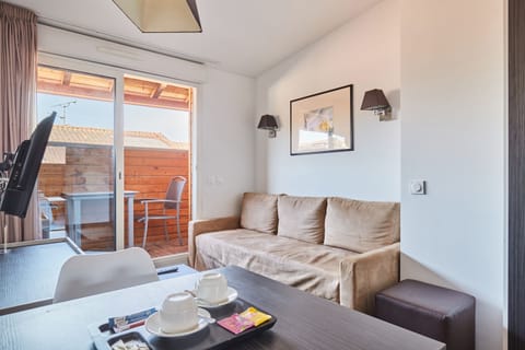 The studio is light and well laid out, with a double bed and warm tones that make it easy to settle in after a day exploring Toulouse.
