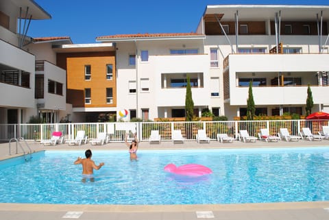 The residence wraps around the pool, keeping it conveniently close from every apartment.