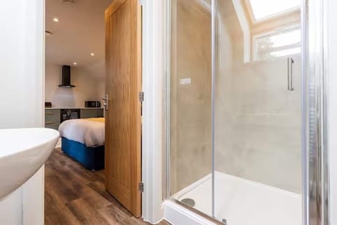 Iron/ironing board, WiFi (free), bed sheets