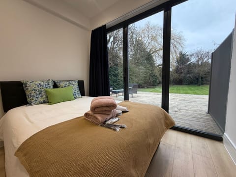 Iron/ironing board, WiFi (free), bed sheets
