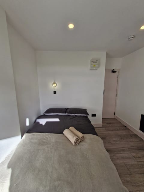 WiFi (free), bed sheets