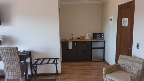 Suite (Buffalo ) | Private kitchenette | Fridge, microwave, coffee/tea maker, electric kettle