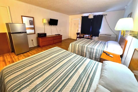 Room, 2 Double Beds, Non Smoking (2 Full Beds) | Desk, WiFi (free), bed sheets
