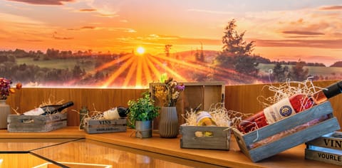 2 restaurants; breakfast, lunch, dinner, and brunch served