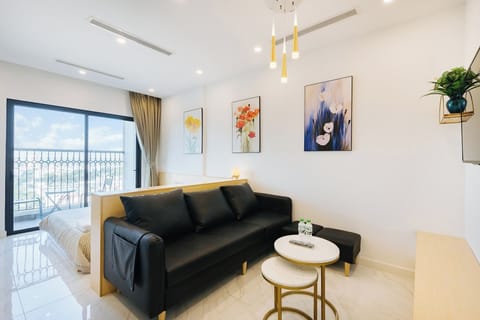 Standard Apartment, City View | Living area