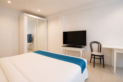 Deluxe Double Room | In-room safe, desk, WiFi (free), bed sheets