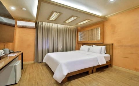 Classic Double Room, Non Smoking, City View | WiFi (free)