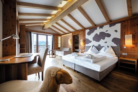 Hypo-allergenic bedding, in-room safe, desk, blackout drapes