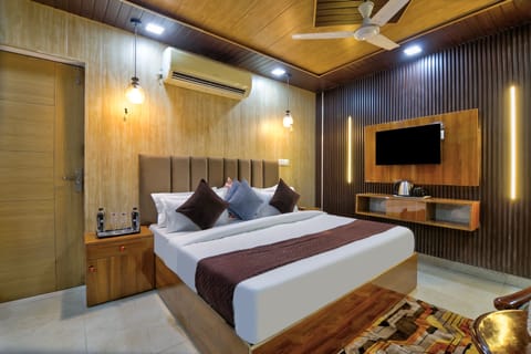 Family Quadruple Room | Desk, laptop workspace, WiFi (free)