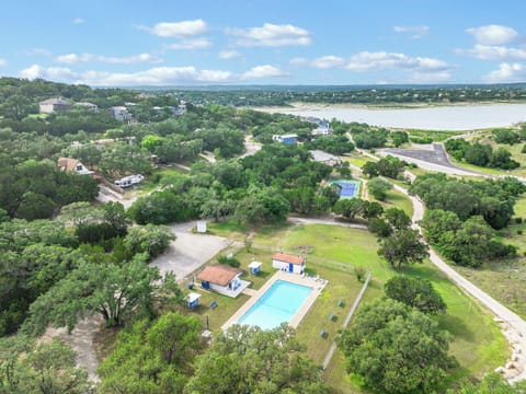 Sunrise Perch is ideally situated in close proximity to Canyon Lake, and offers a shared pool and tennis court
