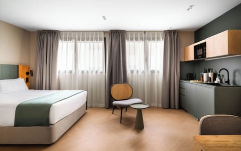 Comfort Studio | Desk, laptop workspace, blackout drapes, WiFi (free)