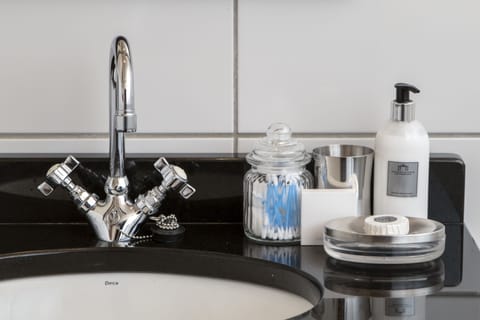 De Hoek Vineyard Room (Solar Energy) | Bathroom | Free toiletries, hair dryer, bathrobes, towels