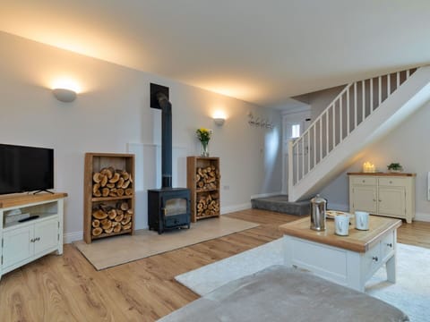 Furniture, Interior Design, Flooring, Wall, Floor, Wood, Ceiling, Room, Home, Living Room