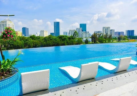 Outdoor pool, free cabanas, pool umbrellas