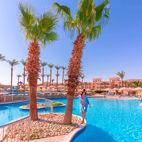 6 outdoor pools, sun loungers