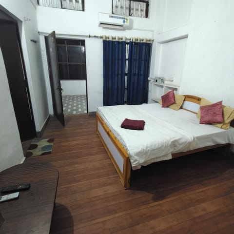 Single Room | Desk, WiFi (free)