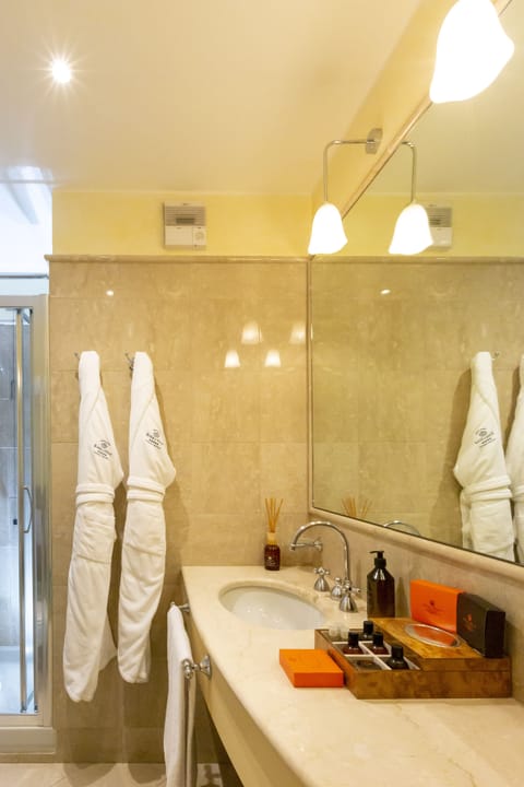 Superior Double or Twin Room, Mountain View | Bathroom | Free toiletries, hair dryer, bathrobes, slippers