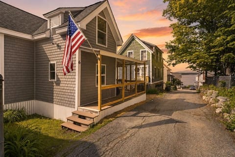 Your Vibrant Lakeside Escape: Just a Short Walk to waterfront adventures! - 4 streets away