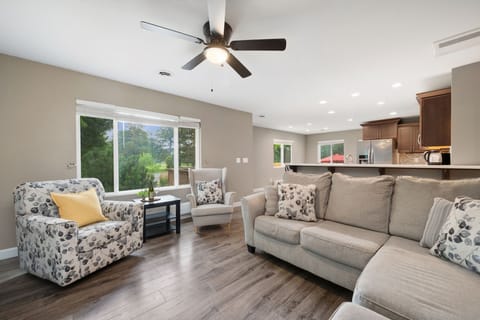 House, Multiple Beds, Garden View (City Park Retreat) | Living area