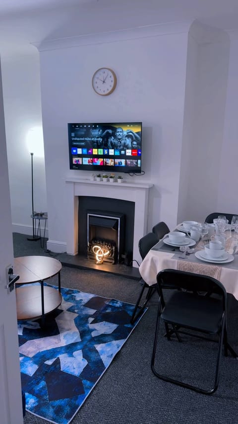 Apartment, 3 Bedrooms | Dining