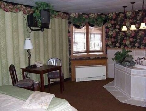 Luxury Suite, 1 King Bed, Jetted Tub | Iron/ironing board, free WiFi, bed sheets