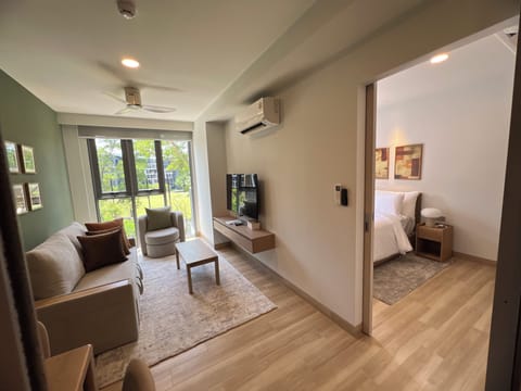 Deluxe Condo, Kitchenette, Garden View | Living area