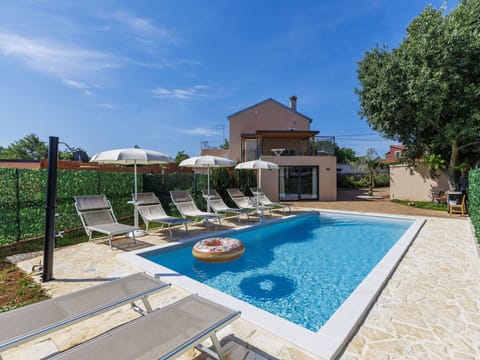 Swimming Pool, Residential Area, Thermae, Resort, Composite Material, Leisure, Estate, Artificial Turf, Hacienda, Villa