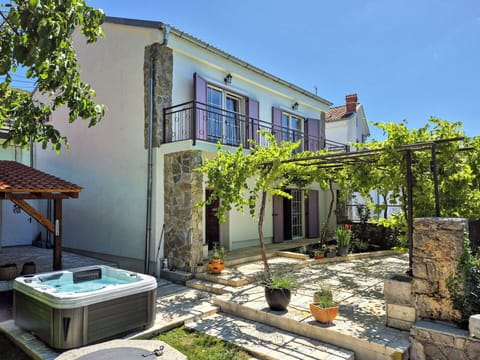 Swimming Pool, Residential Area, Thermae, Resort, Composite Material, Leisure, Estate, Artificial Turf, Hacienda, Villa
