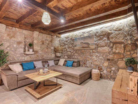 Swimming Pool, Residential Area, Thermae, Resort, Composite Material, Leisure, Estate, Artificial Turf, Hacienda, Villa