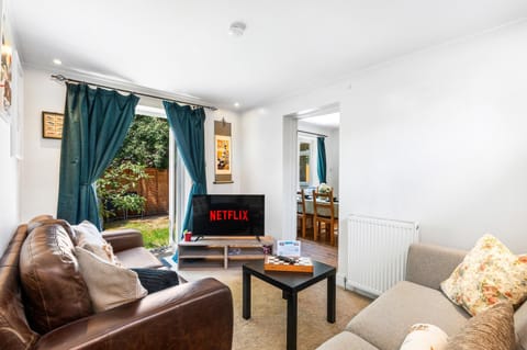Bright and welcoming living room with a Smart TV, comfortable sofas and direct access to a beautiful private garden