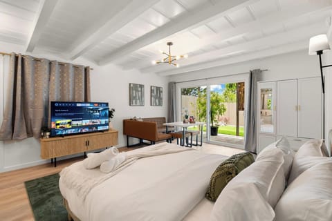 Comfort Studio, 1 Queen Bed, Non Smoking, Garden View | Iron/ironing board, WiFi (free)