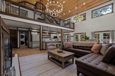 Soaring vaulted ceilings and an expansive open-concept great room create the perfect place to gather, relax, and make lasting memories. ⭐
