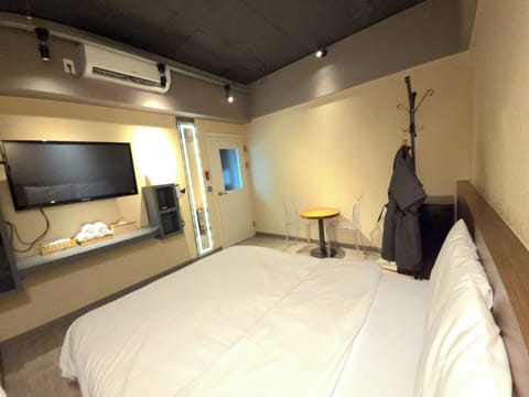 Basic Double Room | Desk, laptop workspace, WiFi (free)
