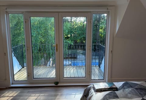 5 bedrooms, iron/ironing board, WiFi (free), bed sheets