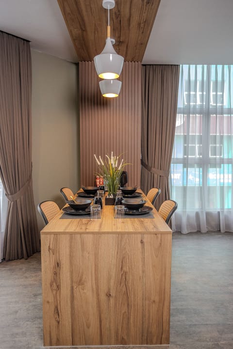 Panoramic Quadruple Room, River View | Dining