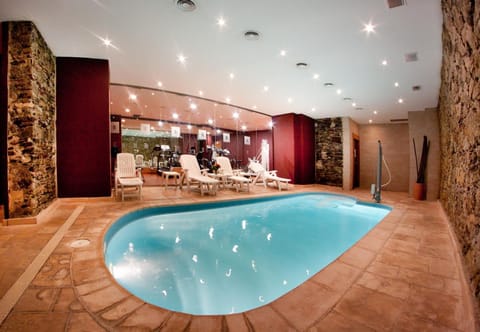 Indoor pool, sun loungers