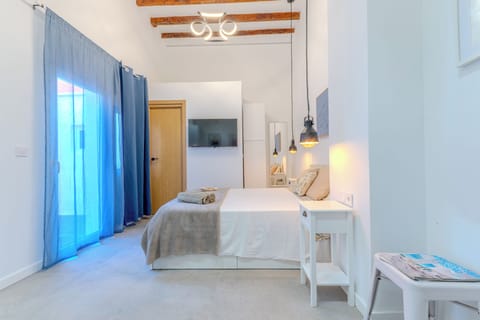 Comfort Apartment | In-room safe, blackout drapes, iron/ironing board, WiFi (free)