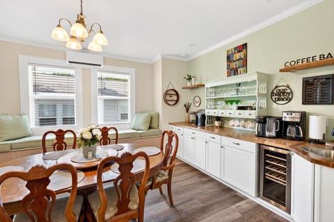 Dining Room W/Coffee & Drink Bar
