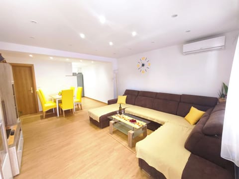 Apartment, Lanai, Garden View | Living area