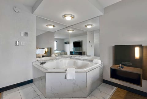 Blackout drapes, free WiFi, bed sheets