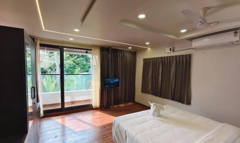 Deluxe Double Room, Garden View | In-room safe, iron/ironing board (on request), WiFi (free)