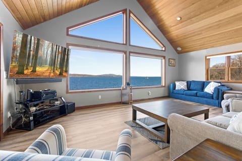House, Multiple Beds, Beach View (Lookout on Waters Edge) | Living area