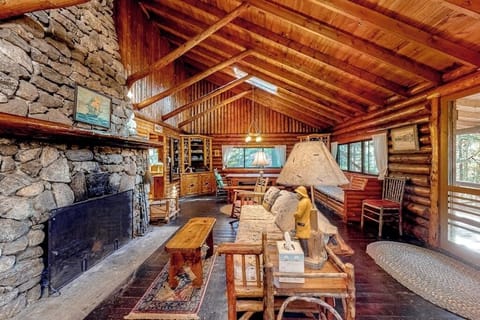 Cabin, Multiple Beds, Fireplace, Garden View (Hammond Hideaway) | Living area