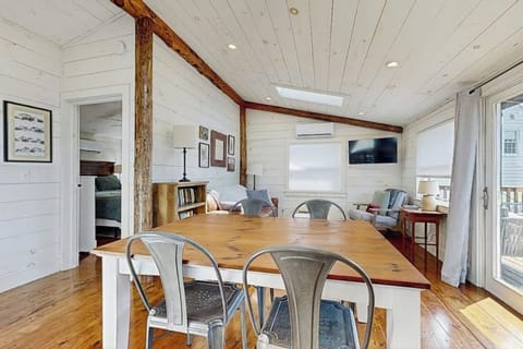 Cabin, Multiple Beds, Kitchen (Bay Cabin) | 2 bedrooms, individually decorated, individually furnished, bed sheets