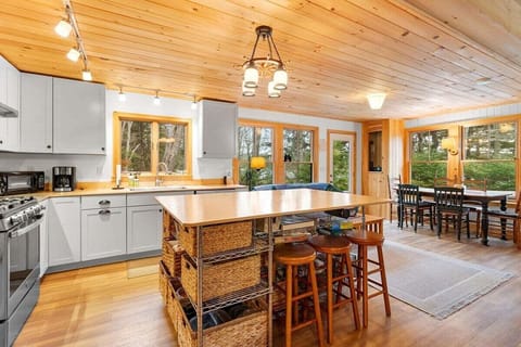 House, Multiple Beds (The Tide House) | Private kitchen