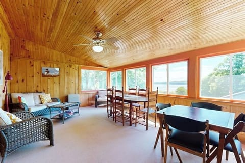 House, Multiple Beds, Fireplace, Garden View (Bayview Retreat) | Living area