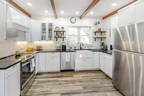 House, Multiple Beds, Garden View (Boothbay Cottage) | Private kitchen