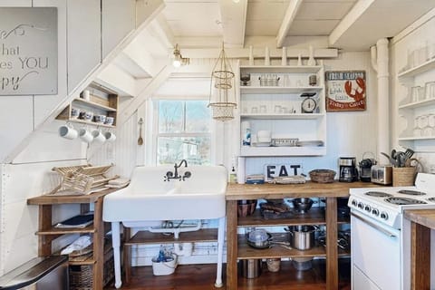 House, Multiple Beds (Bayside Barn) | Private kitchen