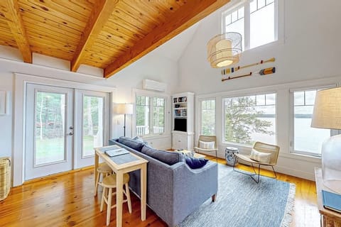 Cabin, 1 Queen Bed, Kitchen (Periwinkle Cottage) | Living area